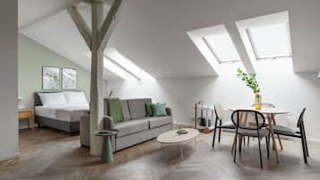 Family Room | Oleskelualue | 50–tuumainen äly-TV, jossa satelliittikanavat