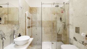 Comfort Queen Room | Kylpyhuone | Suihku, ympäristöystävälliset hygieniatuotteet, hiustenkuivaaja