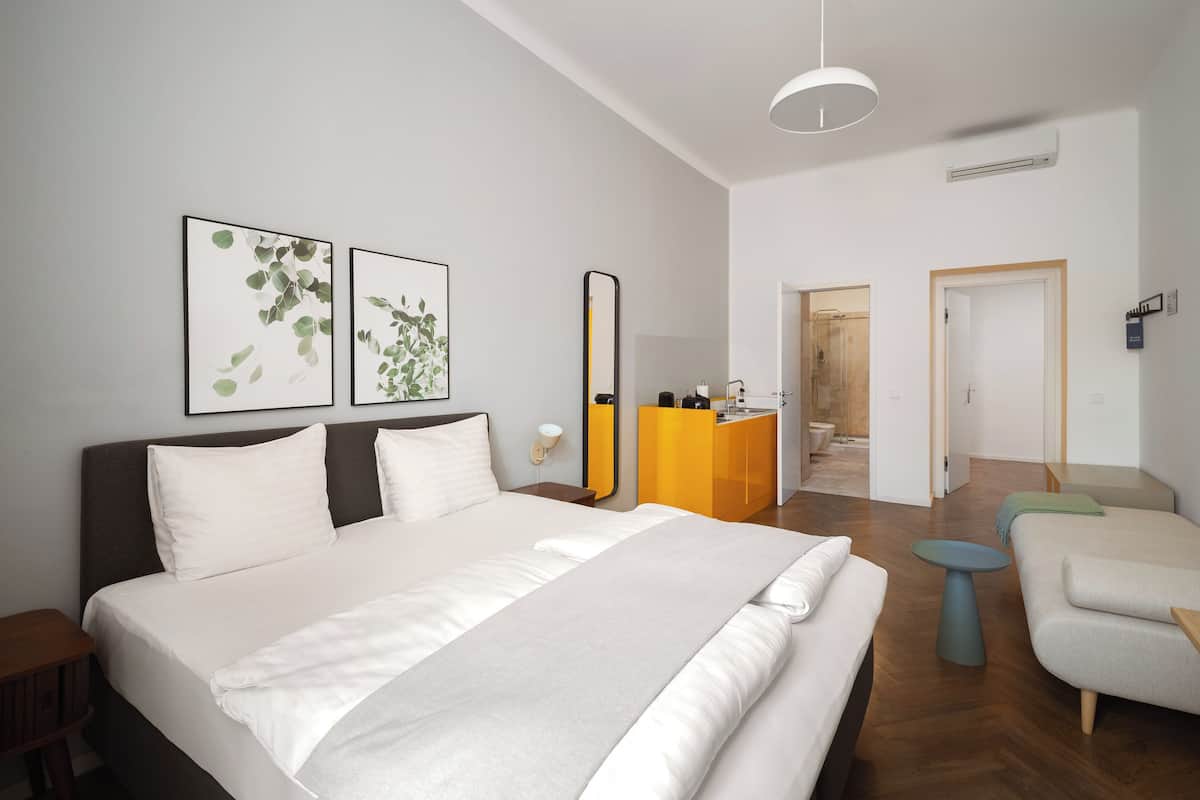 Suite with sofa bed | Laptopgeeigneter Arbeitsplatz, kostenloses WLAN, individuell dekoriert