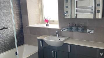 SĂšche-cheveux, savon, shampoing, papier toilette