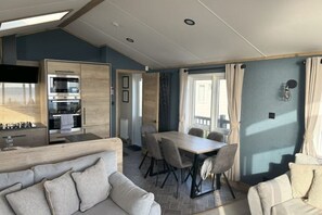 Smart TV, fireplace, DVD player, books - 7A Dolphin Point (Ashington)