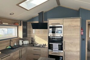 Fridge, microwave, oven, stovetop - 7A Dolphin Point (Ashington)