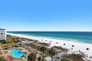 On the beach - Spacious Gulf front 3BR sleeps 6 stunning views pool beach access! (Destin)