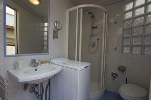 Duplex | Bathroom | Shower, free toiletries, towels, soap