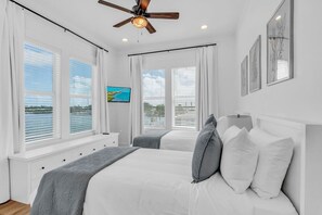 5 chambres, bureau, fer et planche à repasser, lit de bébé portatif