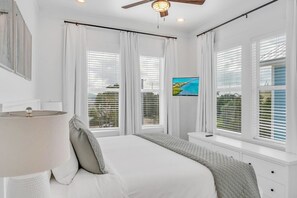 5 soverom, skrivebord, strykejern/-brett og reiseseng for barn