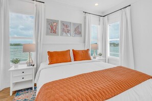 4 bedrooms, desk, iron/ironing board, travel cot - World-Class Oceanfront Pool/Hot tub Sunset Escape `The Lighthouse` (Marathon)