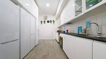 Een koelkast, een microgolfoven