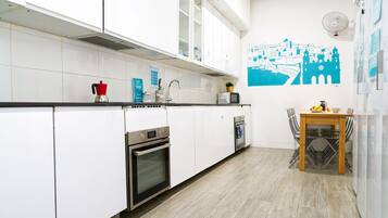 Een koelkast, een microgolfoven