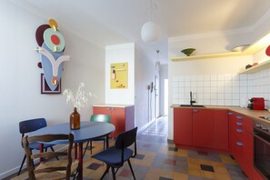 Réfrigérateur, micro-ondes, four, lave-vaisselle