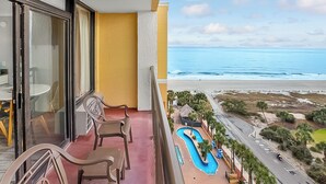 Un balcó amb vista a l'oceà i una zona de piscina.
