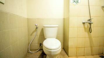 Regadera, toallas, papel de baño