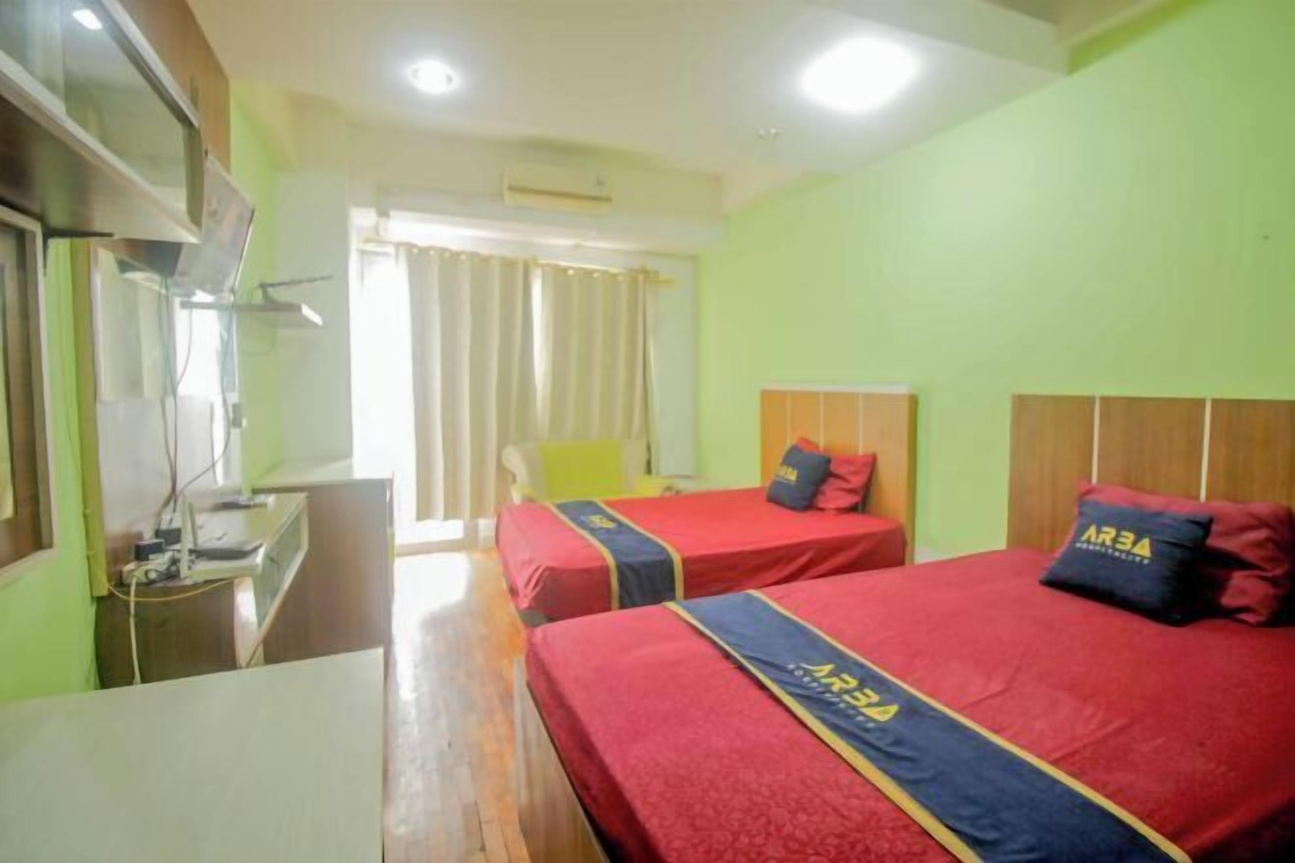 Skrivebord og sengetøy