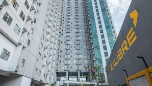 Un edificio de gran altura con múltiples balcones y un diseño arquitectónico moderno.