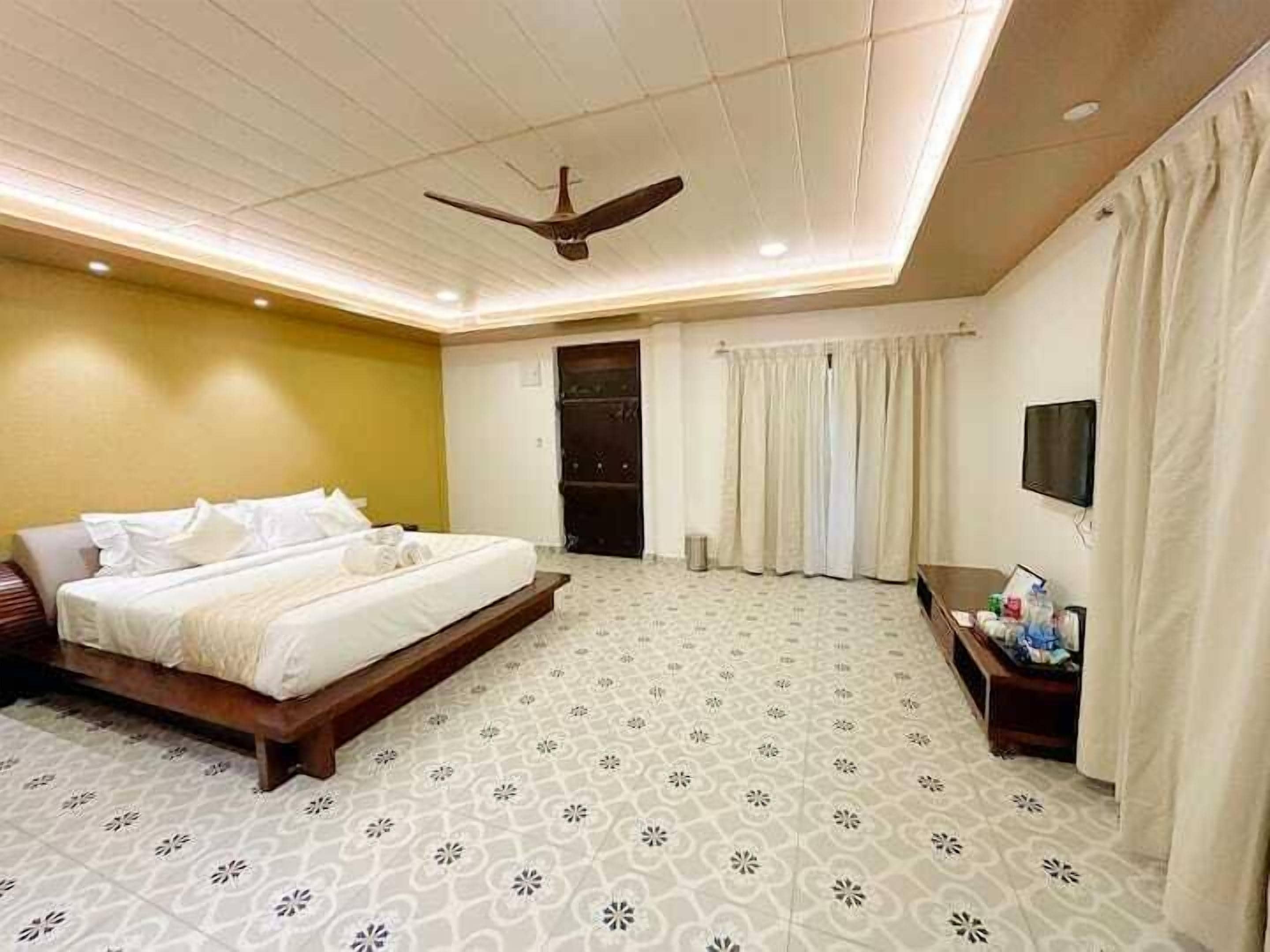 Habitación estándar | Caja de seguridad en la habitación y tabla de planchar con plancha 