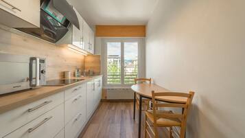 Frigorifero, microonde, piano cottura, pentole/stoviglie/utensili