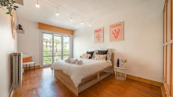 3 dormitoris, planxa i posts de planxar, un bressol de viatge i wifi