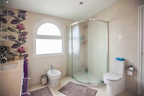 Een douche, handdoeken