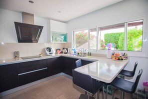 Kühlschrank, Mikrowelle, Ofen, Geschirrspüler