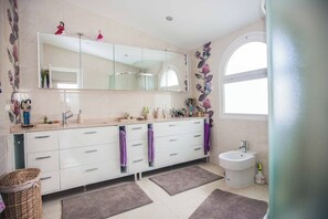 Shower, towels - Villa Allegra - Four Bedroom Villa, Sleeps 8 (Callao Salvaje)