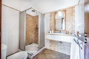 Douche, serviettes fournies