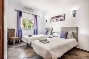 6 chambres, fer et planche à repasser, Wi-Fi, draps fournis