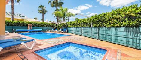 حمّام سباحة مُدفَّأ