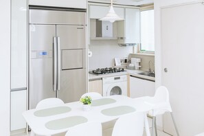 Frigorífico, microondas, placa de cocina y cafetera o tetera