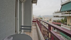 A balcony with a view of the cityscape. - Pinelopi Spotless 2 BR Renovated Apt Athens Center (Athens)