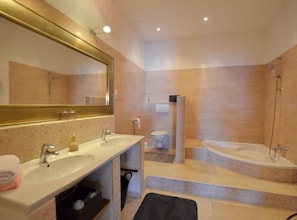 A modern bathroom with a dual sink vanity, a large mirror, a toilet, and a separate shower area. - Waterside Cove Oasis Apartment Rovinj (Rovinj)