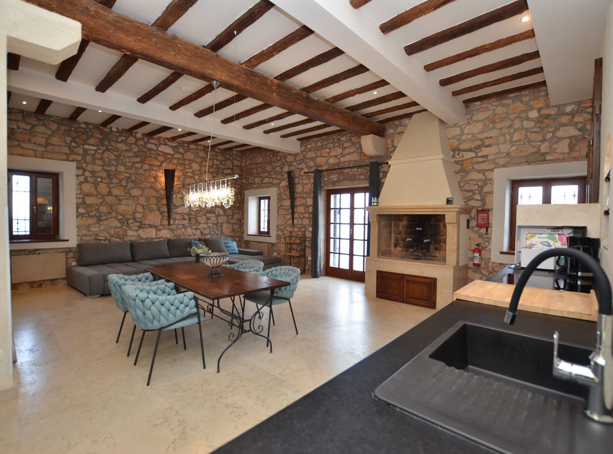 公寓 (One Bedroom Apartment with Sea View) | 客廳 | 32-吋平面電視，提供衛星頻道