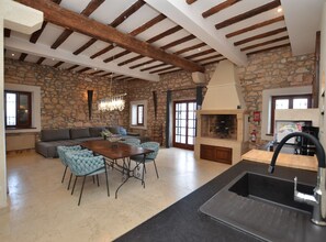 Apartamento (One Bedroom Apartment with Sea View) | Sala de estar | TV de tela plana 32 polegadas com canais via satélite