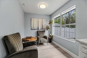 Interior - Sunset Heights Retreat- 3 Stylish & Spacious Bedroom (Fort Worth)