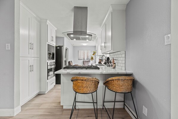 Fridge, microwave, oven, stovetop - Sunset Heights Retreat- 3 Stylish & Spacious Bedroom (Fort Worth)