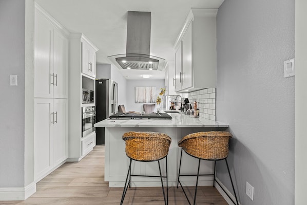 Geladeira, micro-ondas, fogão, cooktop