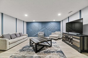 Smart TV, offices - Sunset Heights Retreat- 3 Stylish & Spacious Bedroom (Fort Worth)