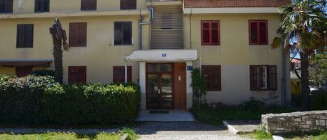 Huoneisto (Two Bedroom Apartment with Loggia) | Ulkopuoli