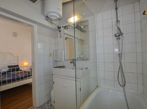 Studio (Studio Apartment) | Bathroom | Bathtub, towels - Contemporary and Charming Lodge Rovinj (Rovinj)