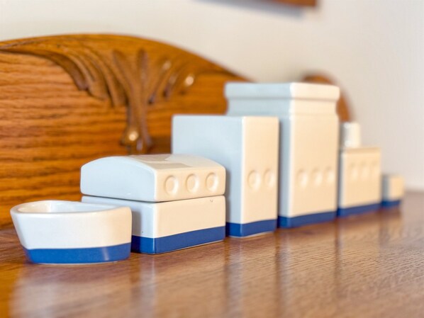 Una mesa de madera con varios bloques de juguete blancos y azules dispuestos en fila.