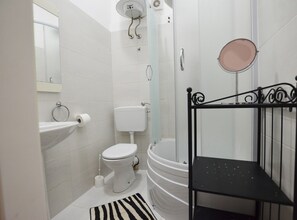 Studio (Studio Apartment) | Bathroom