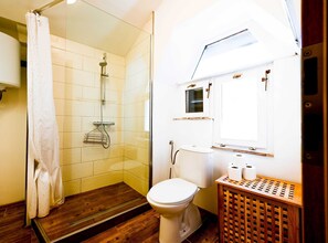 Apartamento (One Bedroom Apartment with Balcony) | Banheiro | Chuveiro, toalhas de banho