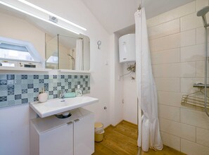 Leilighet (One Bedroom Apartment with Balcony) | Bad | Dusj og håndklær