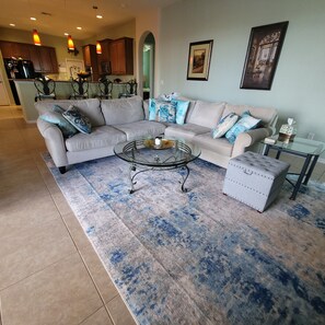 Smart-TV, Kamin, DVD-Player, Bücher