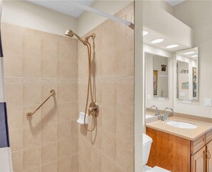 Shower, hair dryer, towels, soap - Lily Rose Villa 3-BR on canal with spectacular sunsets in beautiful Cape Coral (Cape Coral)