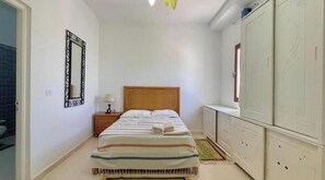2 bedrooms, travel cot, bed sheets