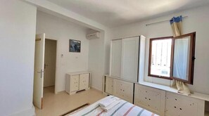 2 chambres, lit parapluie, draps fournis