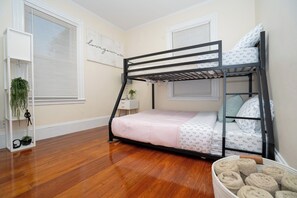 5 bedrooms, iron/ironing board, WiFi, bed sheets