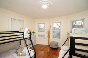 5 habitaciones, tabla de planchar con plancha, wifi y ropa de cama