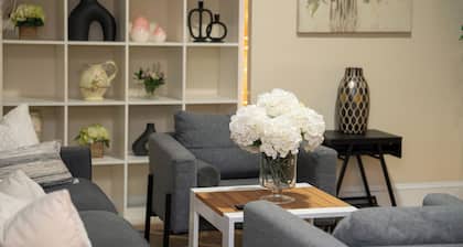 10-Spacious 5BR apt with gym, games room in the attic