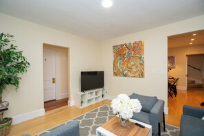 Smart TV - 10-Spacious 5BR apt with gym, games room in the attic (Milton)